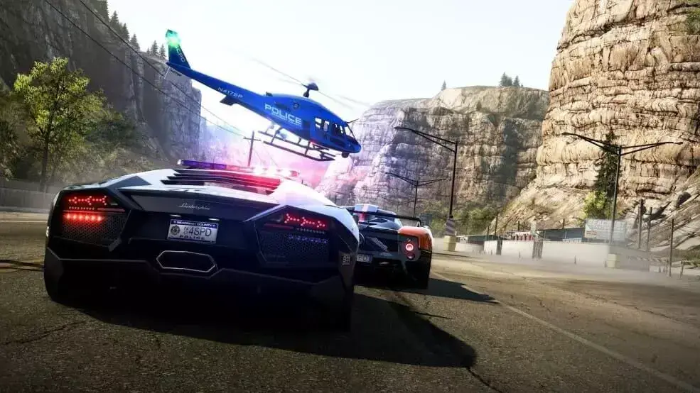 Jeune gamer jouant sur un PC Gamer économique avec un écran large