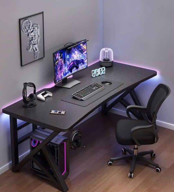 Pack PC Gamer avec tour Intel Xeon, carte graphique AMD Radeon RX 580, bureau ergonomique et chaise gaming.